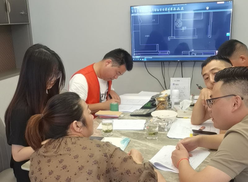 設計師和客戶討論設計方案